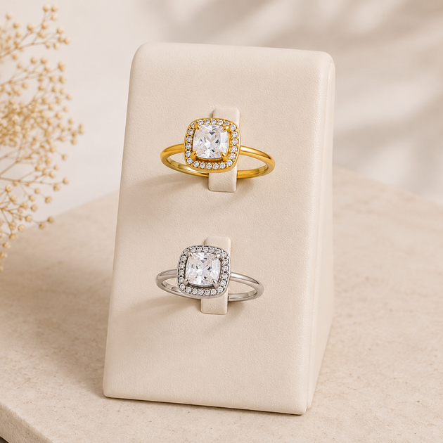 Anillo Ajustable con Piedra Cuadrada y Brillantes – Dorado o Plateado