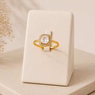 Anillo Ajustable con Piedra Cuadrada y Brillantes – Dorado o Plateado