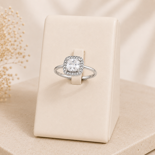 Anillo Ajustable con Piedra Cuadrada y Brillantes – Dorado o Plateado